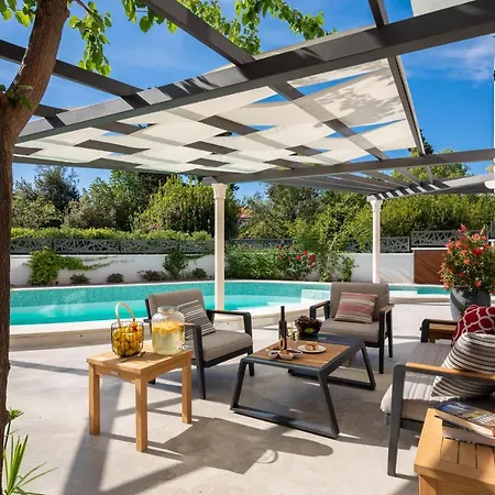 Scorpaena With Shared Pool Apartment *