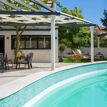 Scorpaena With Shared Pool Apartment Zadar