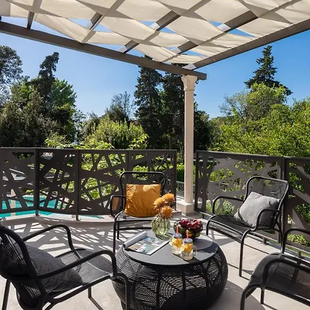 Scorpaena With Shared Pool Apartment